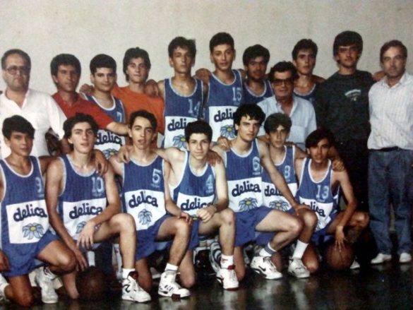 Οι παίδες της ΑΓΕΧ που πήραν την 6η θέση στην Κεφαλλονιά το 1992. Διακρίνονται, πάνω από αριστερά: Νίκος Νίκολης (έφορος), Πέτρος Αρμπής (φροντιστής), Κώστας Γκορτζής, Γιώργος Κρόκος, Αποστόλης Μαρκάκης, Δημήτρης Μαρμαρινός, Αντρέας Φιλντίσης, Στέλιος Γεωργαντόπουλος ( έφορος), Λευτέρης Καπελέρης, Θανάσης Γιαπλές (προπονητής), Αποστόλης Παπαγεωργίου (έφορος). Κάτω από αριστερά: Γιώργος Μαγκλάρας, Άγγελος Καπελέρης, Δημήτρης Στεργίου, Χρόνης Παρασκευάς, Βαγγέλης Παπαγεωργίου, Φώτης Πιτσιλιώνης, Γιάννης Ισαακίδης.
